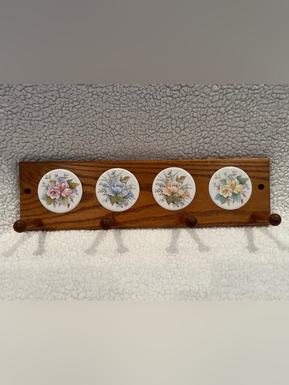 Beaver Hill Designs, PA, 1970s Wall Mounted Coat/hat Rack W/ceramic Inlay Flower
